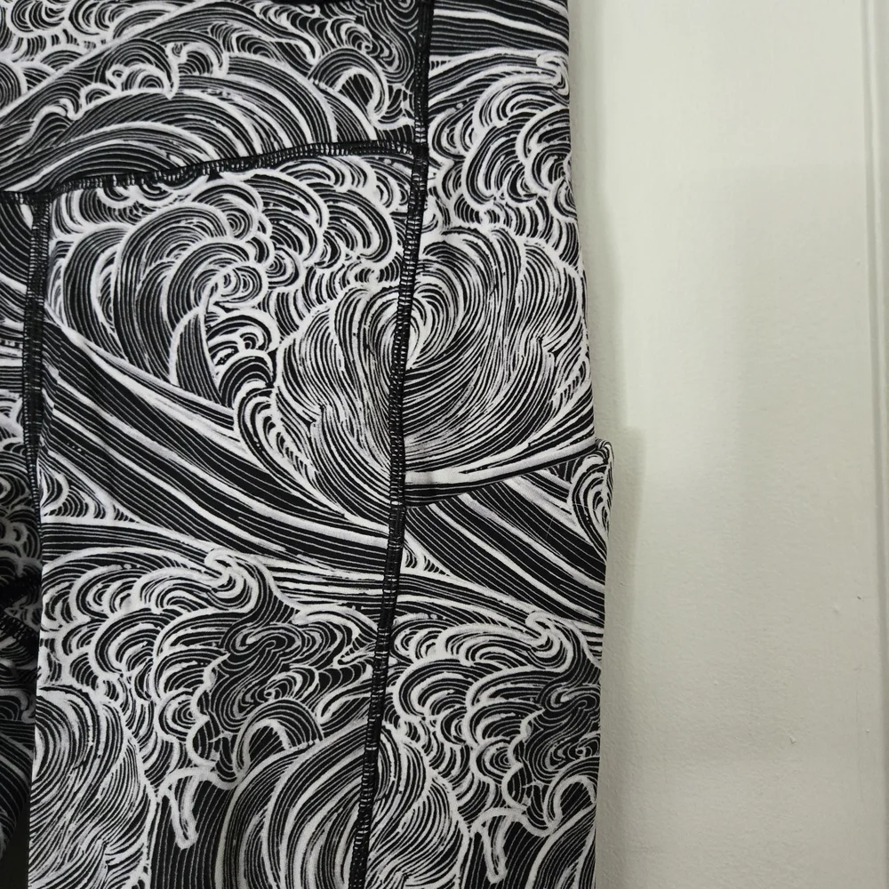 Lululemon Athletica Seawheeze Speed Up Crop Running Waves Multi Black Reflective - Picture 3 of 10